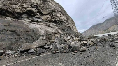 Erzurum-Artvin kara yolunda heyelan