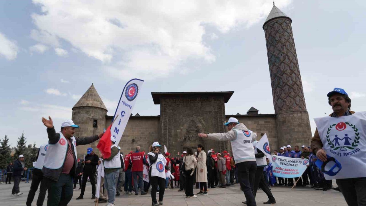 Erzurum’da 1 Mayıs, Yakutiye Kent Meydanında kutlandı