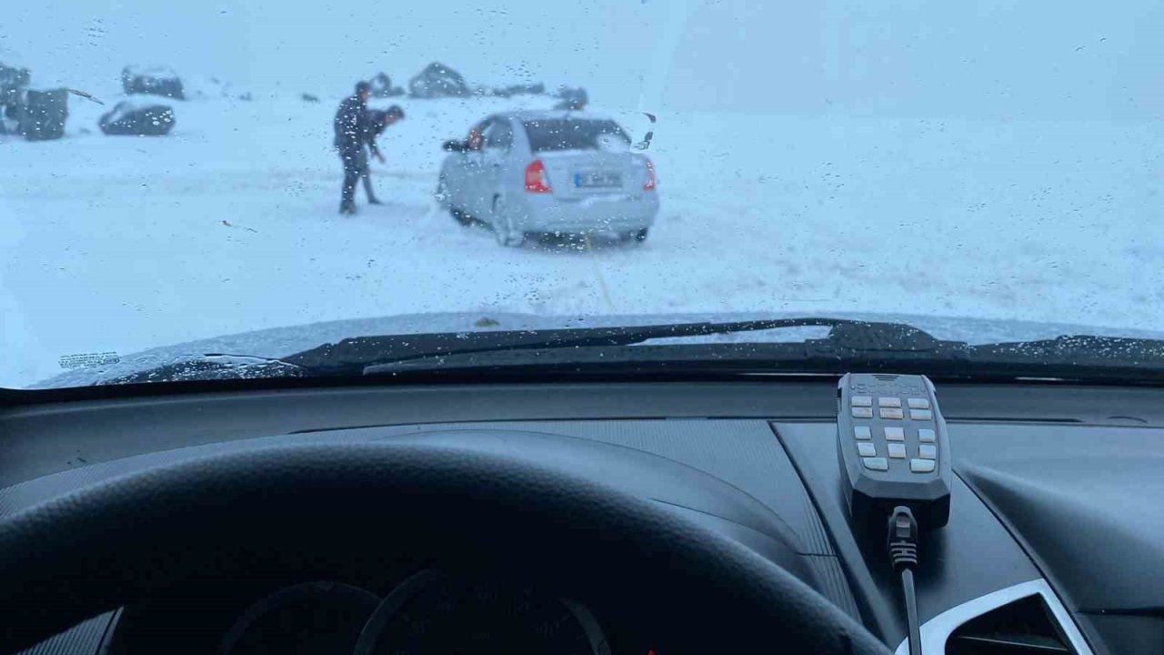 Erzurum’da kar yağışı nedeniyle araçlar yolda kaldı