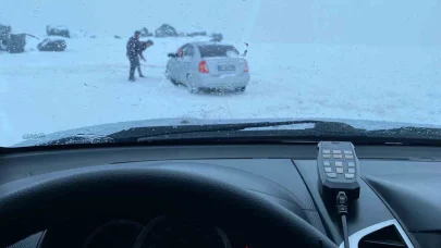 Erzurum’da araçlar karlı yolda kaldı, offroadçular yardıma koştu