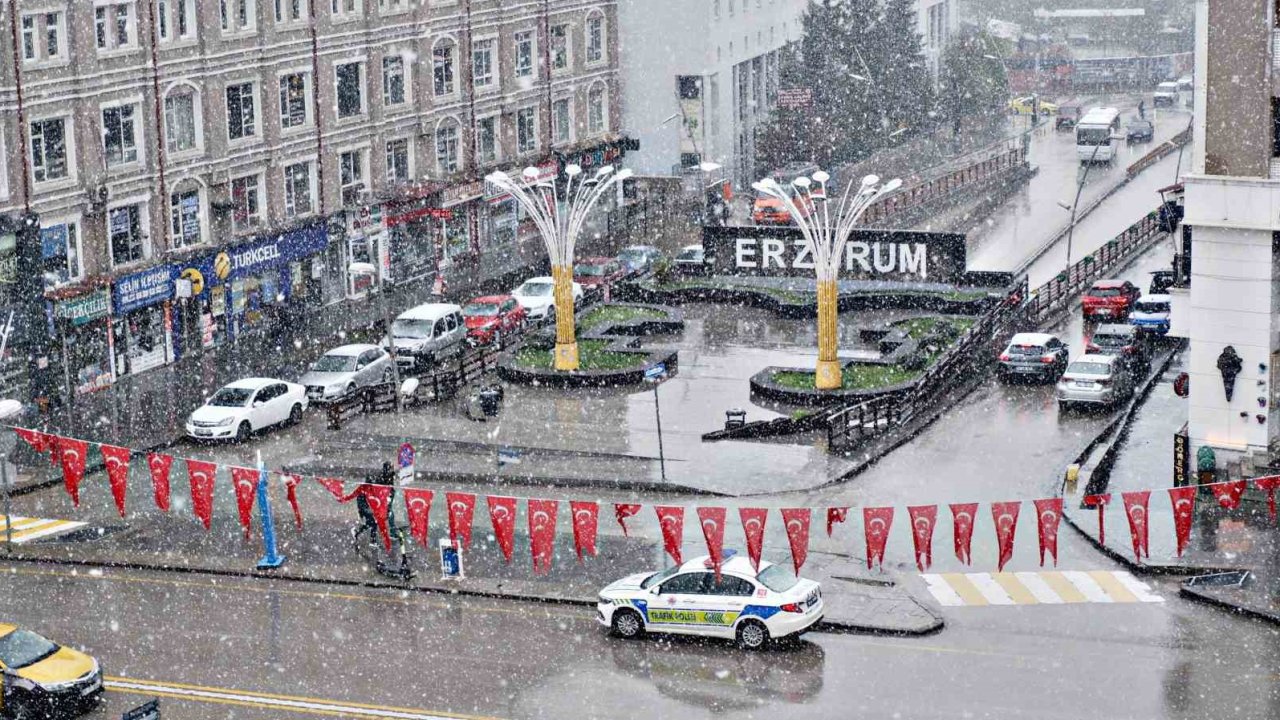 Erzurum güne kar yağışı ile uyandı