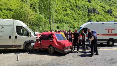 Erzurum’da minibüsle çarpışan Fiat Tofaş araç hurdaya döndü: 1 ölü, 1 ağır yaralı