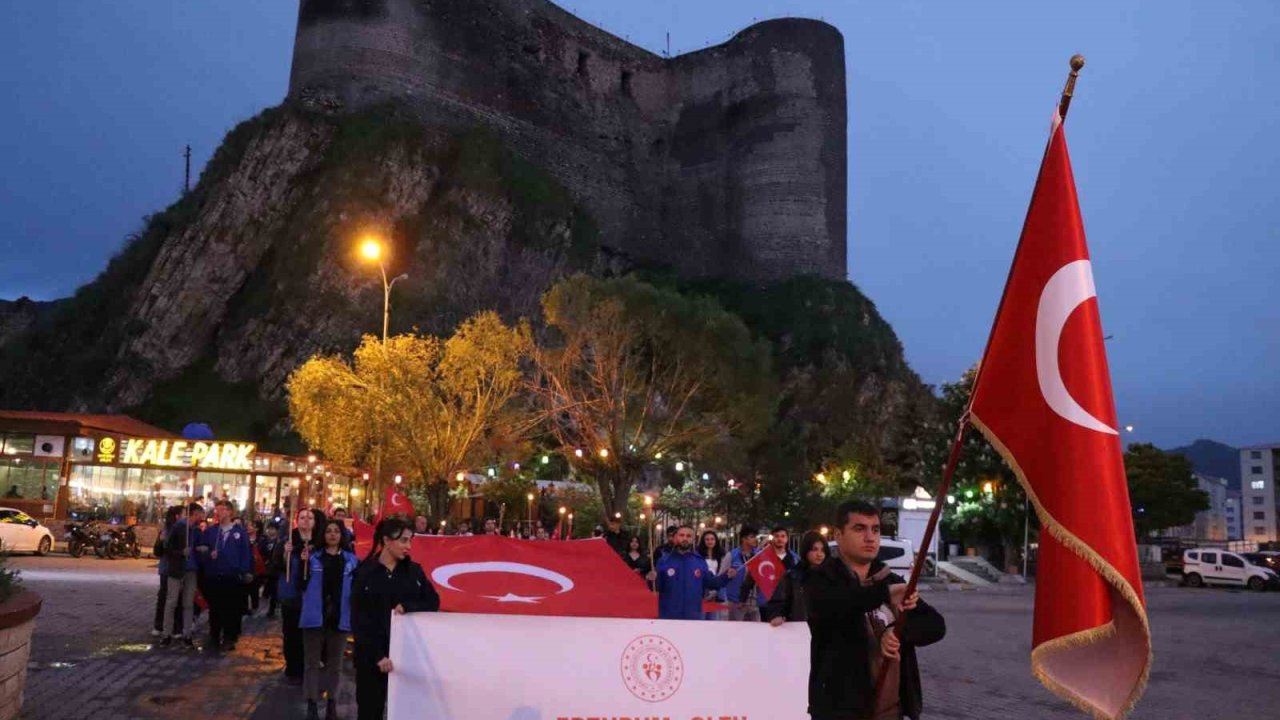 Oltu'da gençlerin meşaleli yürüyüşü büyük ilgi gördü