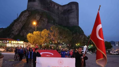 Oltu'da gençlerin meşaleli yürüyüşü büyük ilgi gördü
