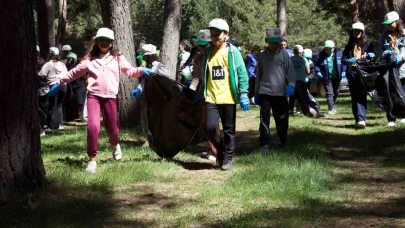 Hanak Kent Ormanında çevre temizliği yapıldı