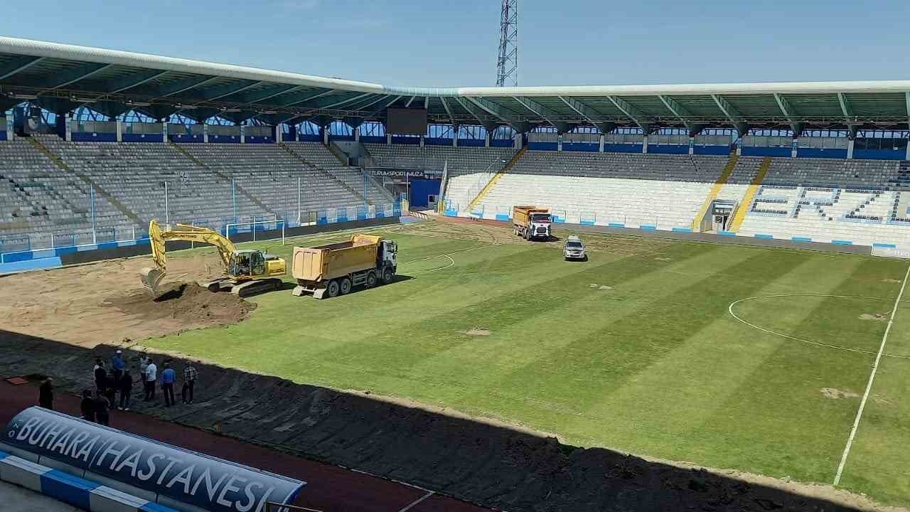 Karabekir Stadında hiprit çim çalışması