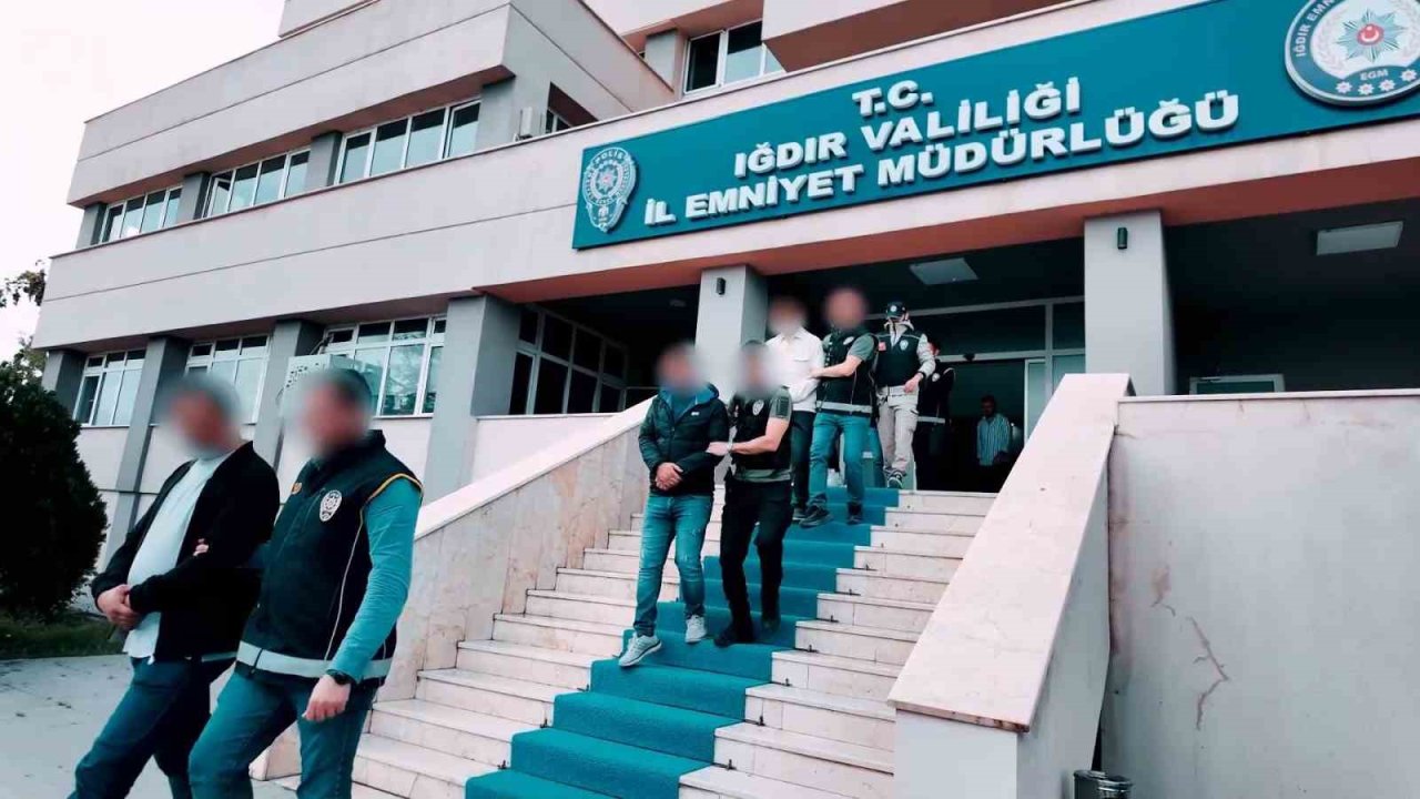 Kaçak göçmenlere sahte belge düzenleyen şüphelilere operasyon