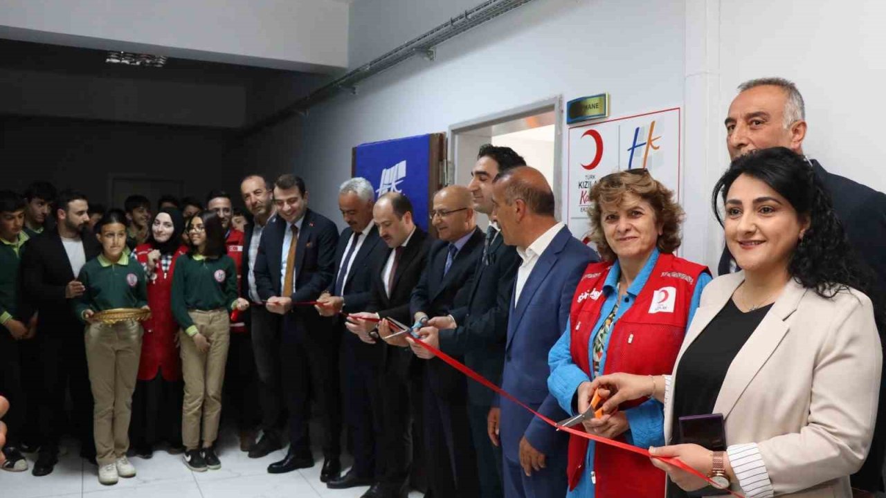 Oltu'da öğrenciler modern kütüphaneye kavuştu