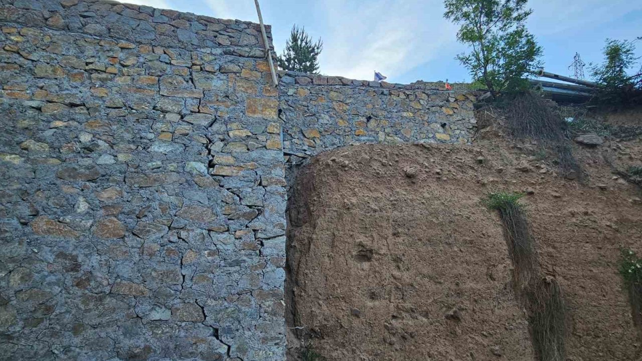 İspir’de bir yıl önce yapılan duvardaki çatlamalar vatandaşları tedirgin ediyor