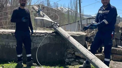 Karayazı’da hortum ve fırtına enerji hatlarını vurdu