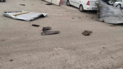 Kars’ta şiddetli rüzgar iş yerlerinin çatısını uçurdu