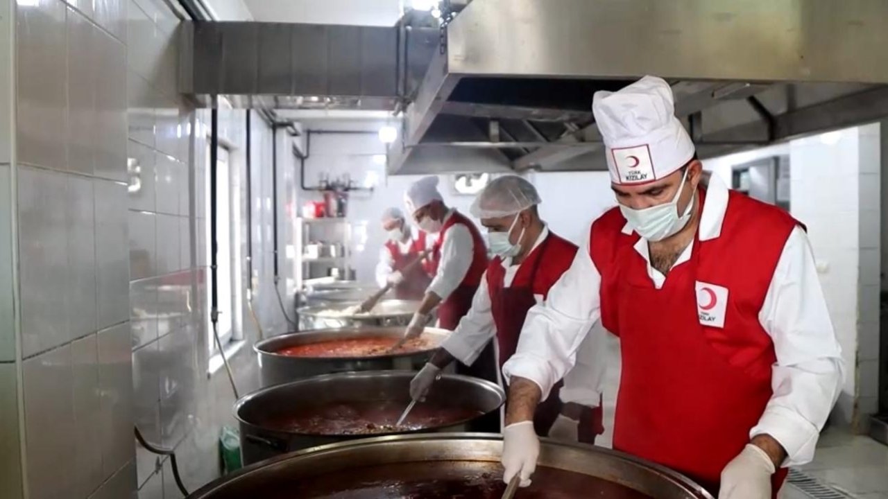 Kızılay’dan her gün binlerce aileye sıcak yemek desteği
