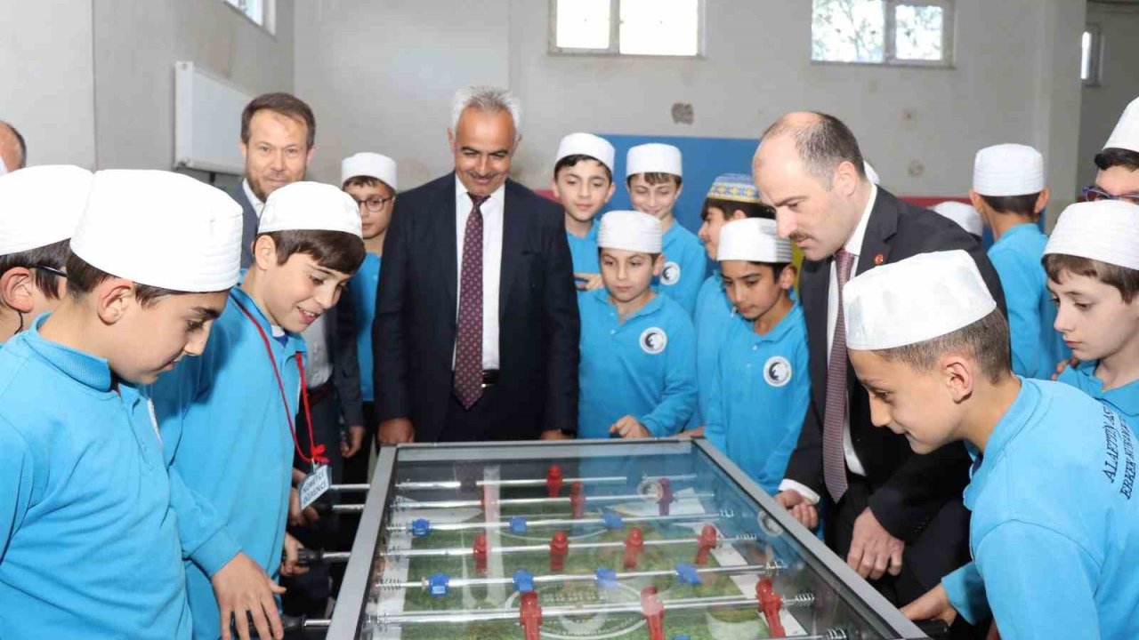Başkan Adem Çelebi, öğrencilerin taleplerini geri çevirmedi