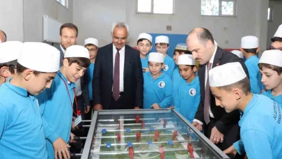 Kuran Kursu öğrencilerine oyun grubu hediye etti