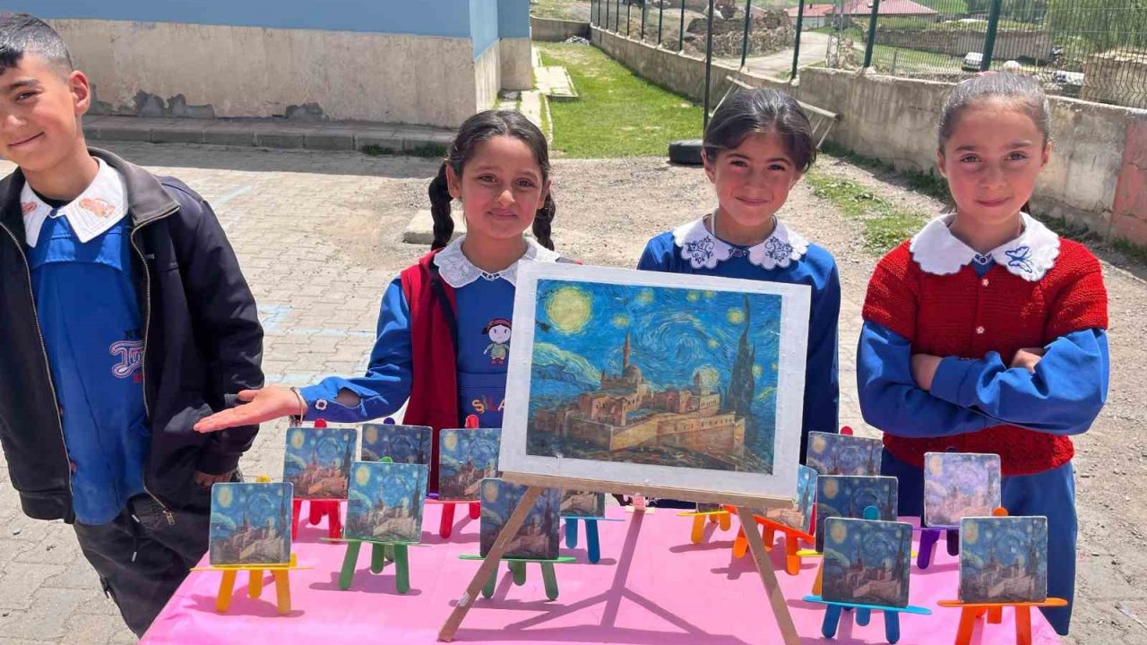 Öğrenciler çalışmalarını sergiledi