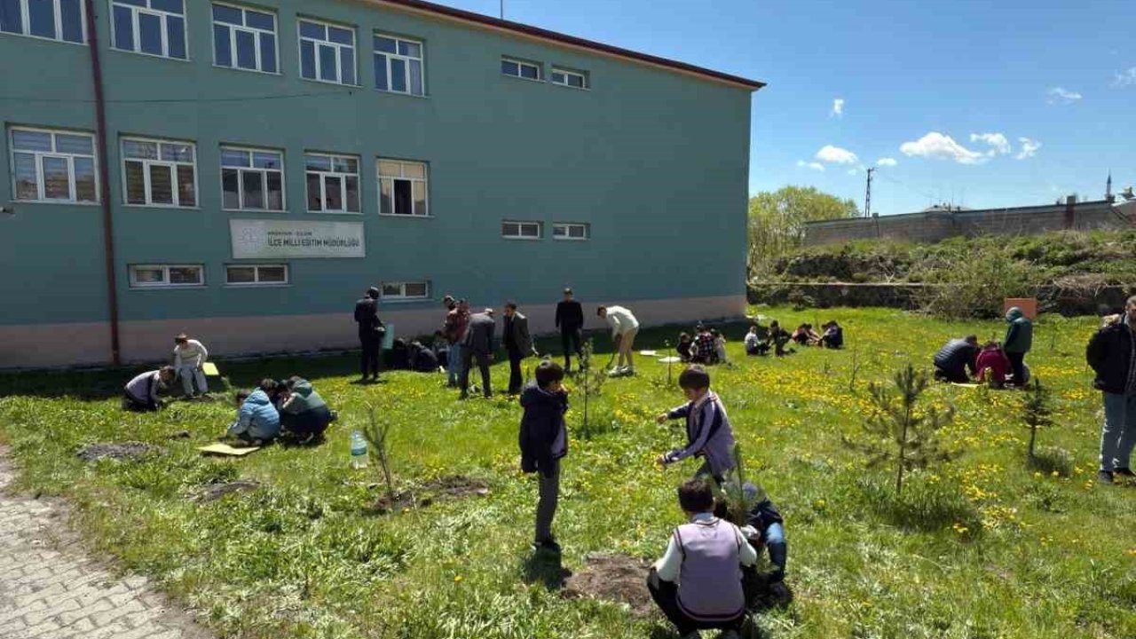 Çıldır'da minik öğrenciler fidan dikti