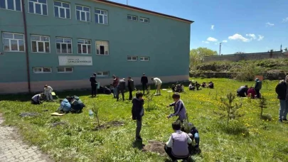 Çıldır'da minik öğrenciler fidan dikti