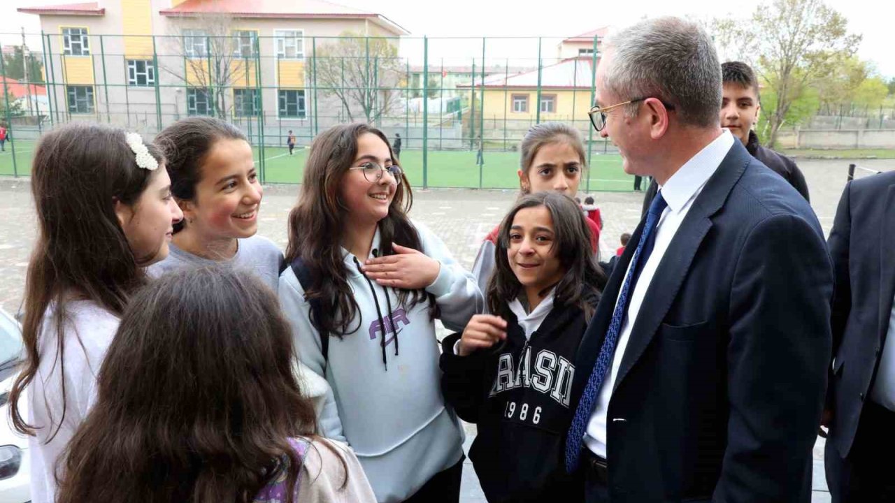Ağrı Milli Eğitim Müdürü Kökrek öğrencilere sinema sözü verdi