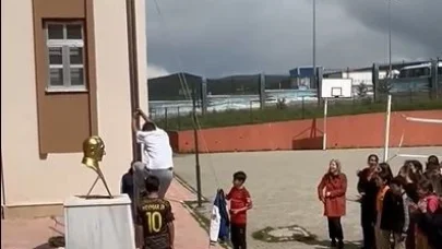 Okul önünde direğe dolanan bayrağı tırmanarak çözdü