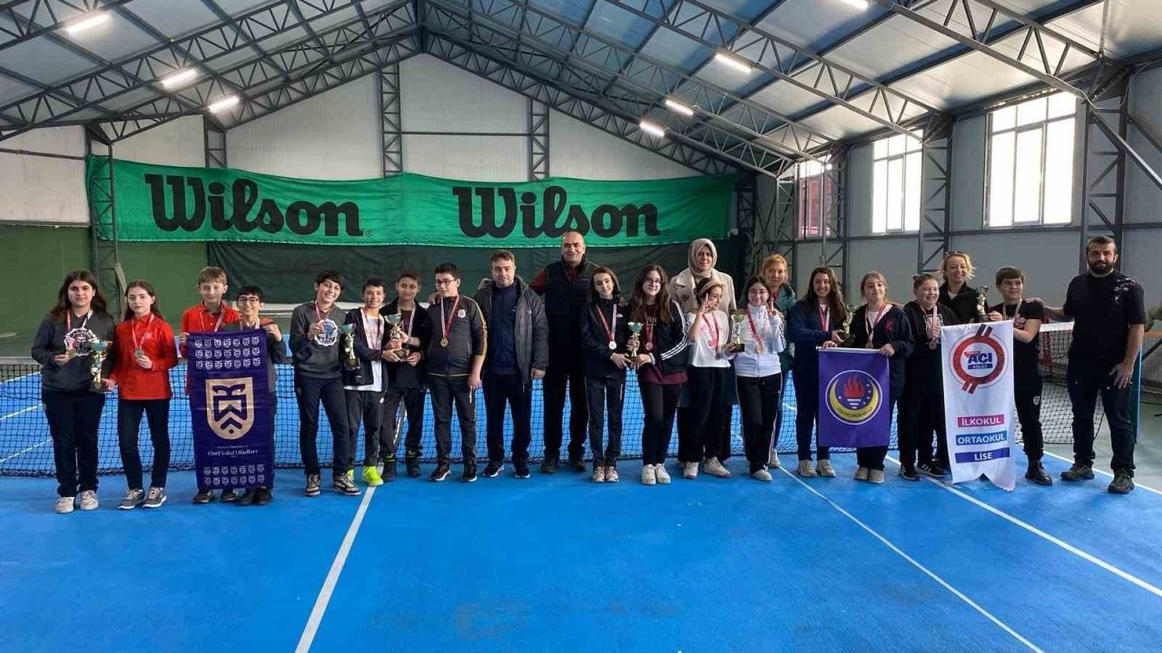 Erzurum'da okullar arası tenis müsabakaları yapıldı