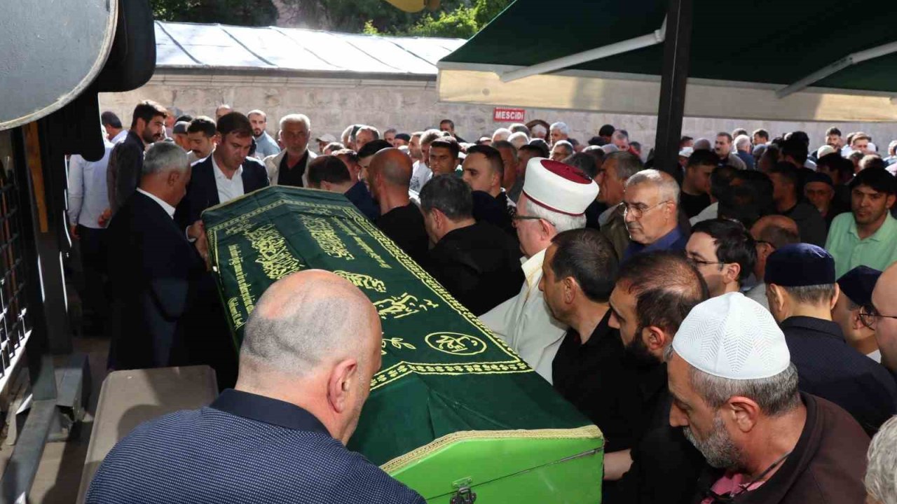 Oltu bir çınarına daha veda etti
