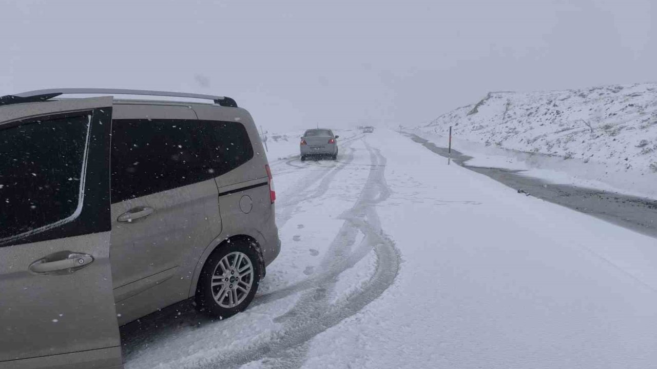 Palandöken geçidinde tipi ulaşımı aksattı