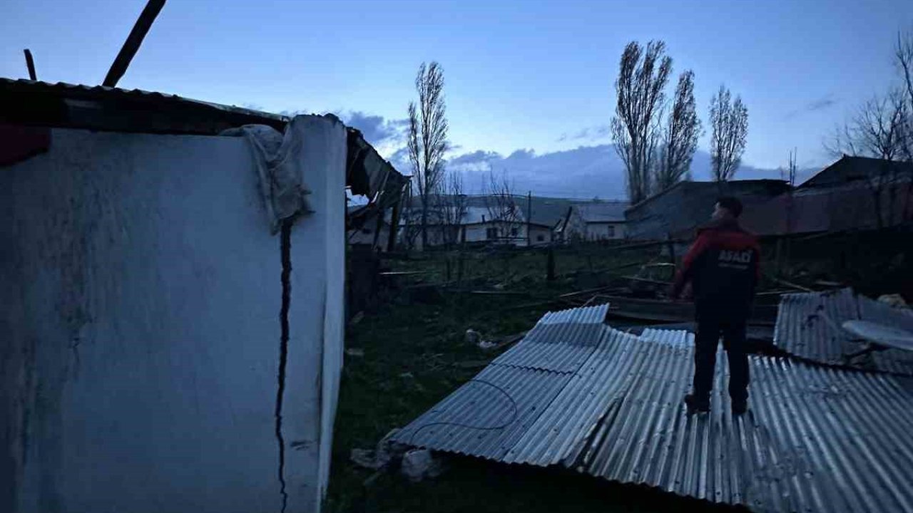Sarıkamış’ta fırtına okulun ve evlerin çatısını uçurdu
