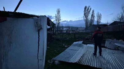 Sarıkamış’ta fırtına okulun ve evlerin çatısını uçurdu