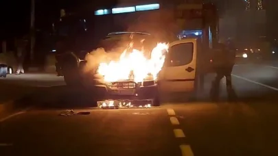 Seyir halindeki araç alev aldı