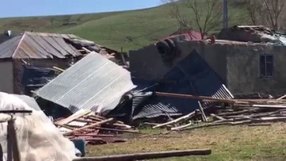 Tekman’da hortumda binaların çatıları uçtu