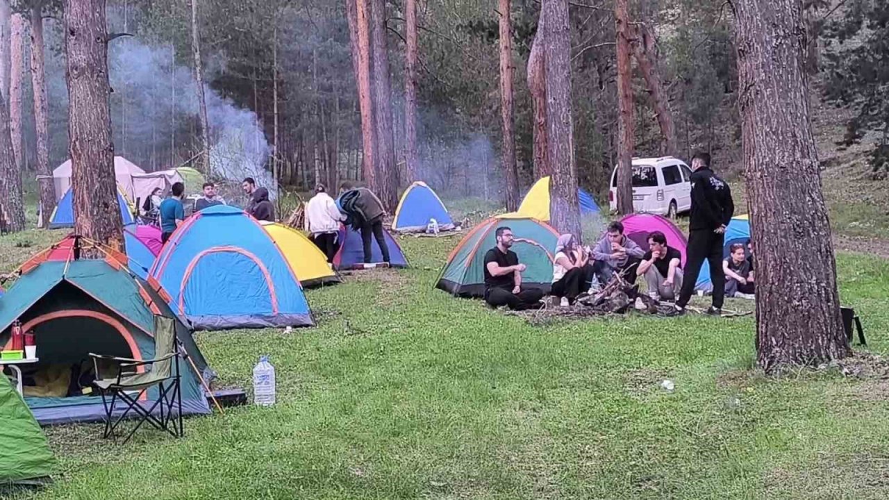 Üniversite öğrencileri Uzundere’de kamp deneyimi yaşadı