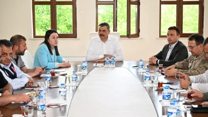 Vali Çiftçi, heyelan bölgesinde incelemelerde bulundu