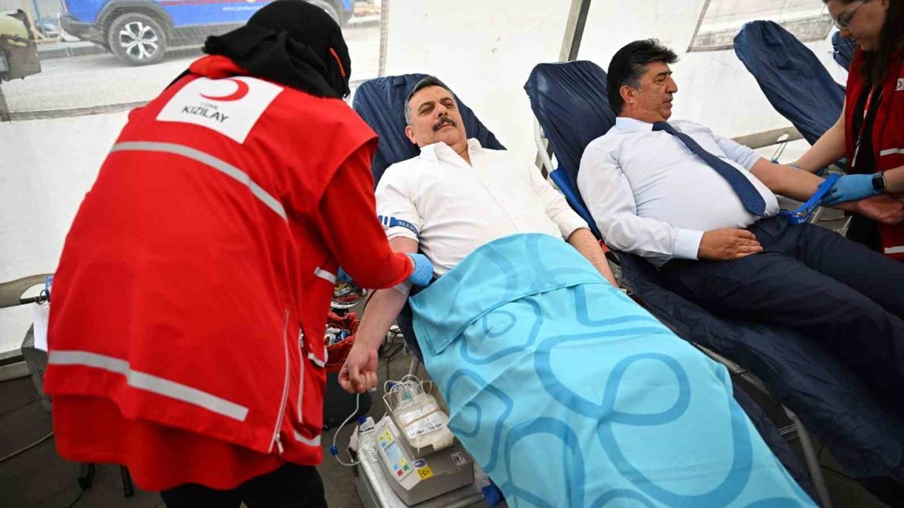 Vali Çiftçi 43. kez kan bağışında bulundu