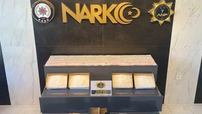 Valiz tabanına saklanmış 8 kilo metamfetamin ele geçirildi