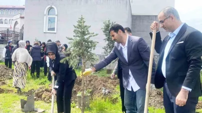 Ağrı'da geleceğe nefes olacak fidanlar toprakla buluşturuldu