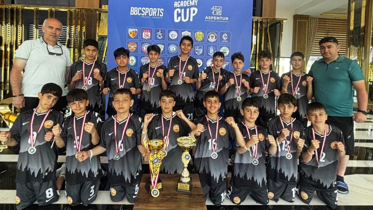 Yıldızkent Sporda çifte kupa mutluluğu
