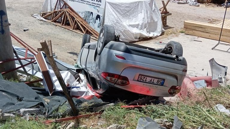 Elazığ’da otomobil şarampole devrildi: 2 yaralı