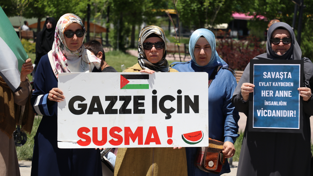 Kadınlar İsrail'in Gazze'ye yönelik saldırılarına tepki gösterdi