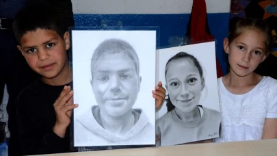 Kara kalem portre çalışmalarında yüzlerini görünen öğrencilerin şaşkınlığı