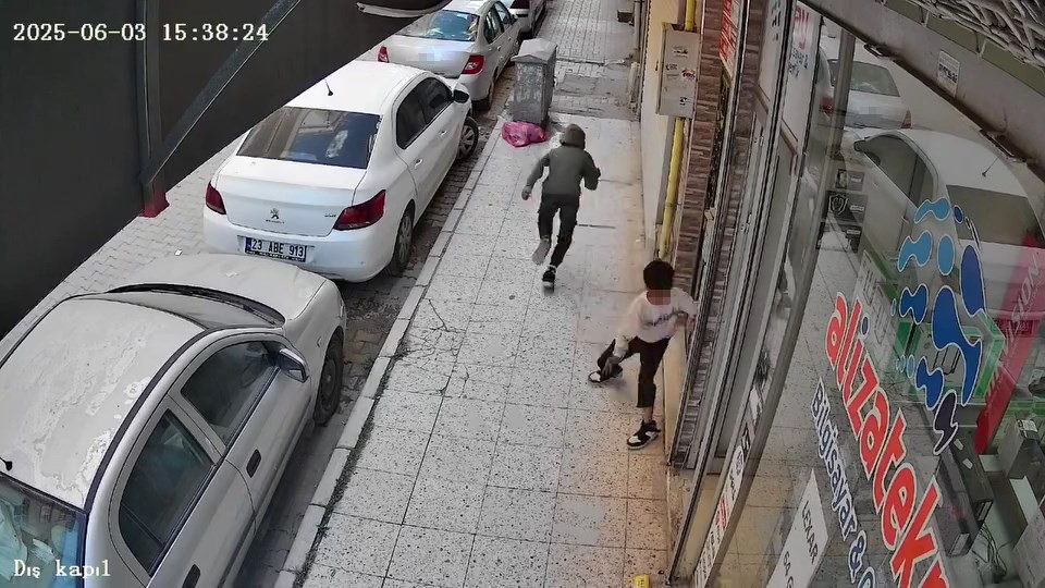 Çocukların tehlikeli oyunu güvenlik kamerasına yansıdı