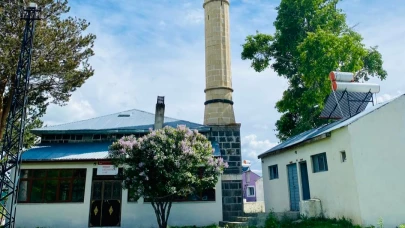 Çağlayan Köyü Camii doğayla iç içe görüntü sunuyor