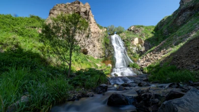 Susuz Şelalesi yağışlarla daha gür akıyor