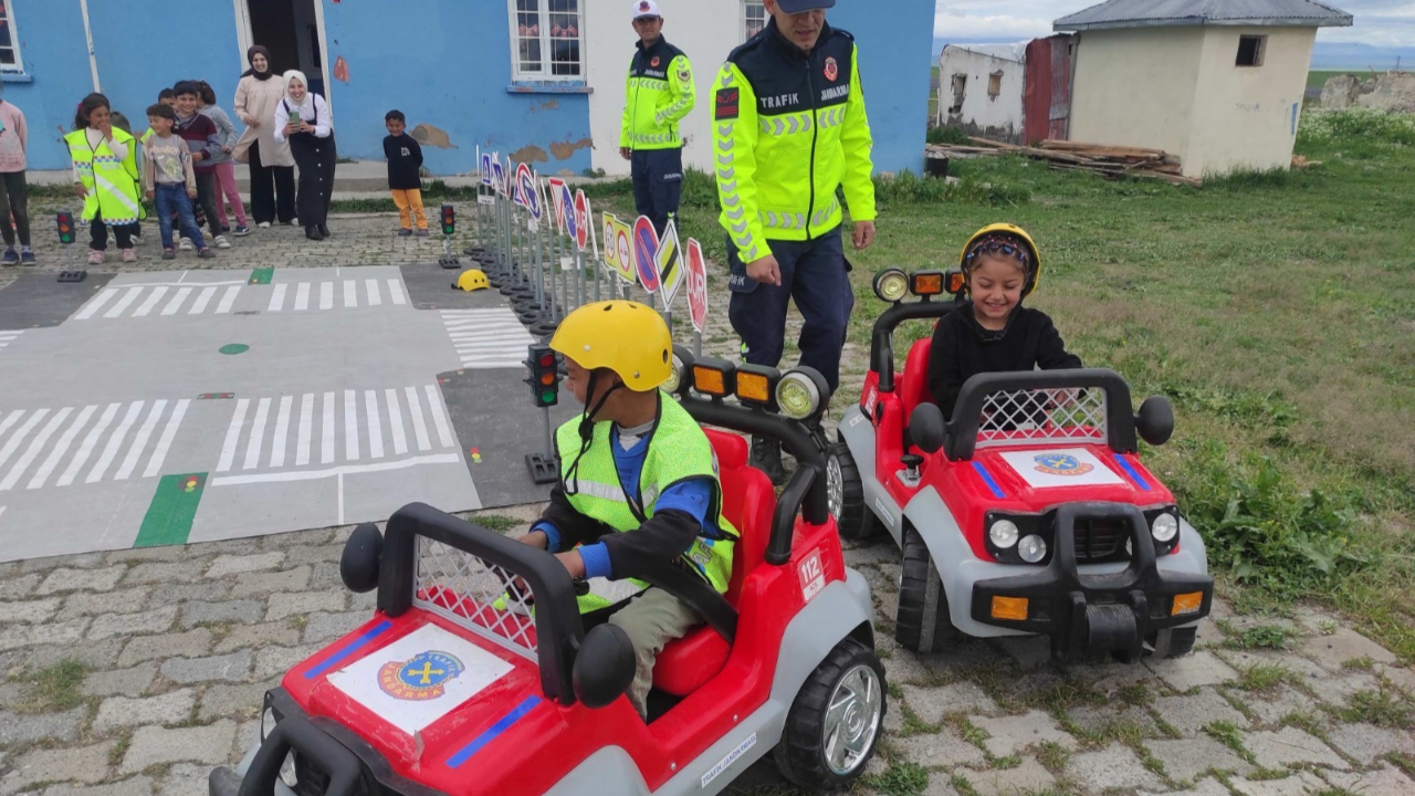 Öğrencilere yönelik trafik eğitimleri sürüyor