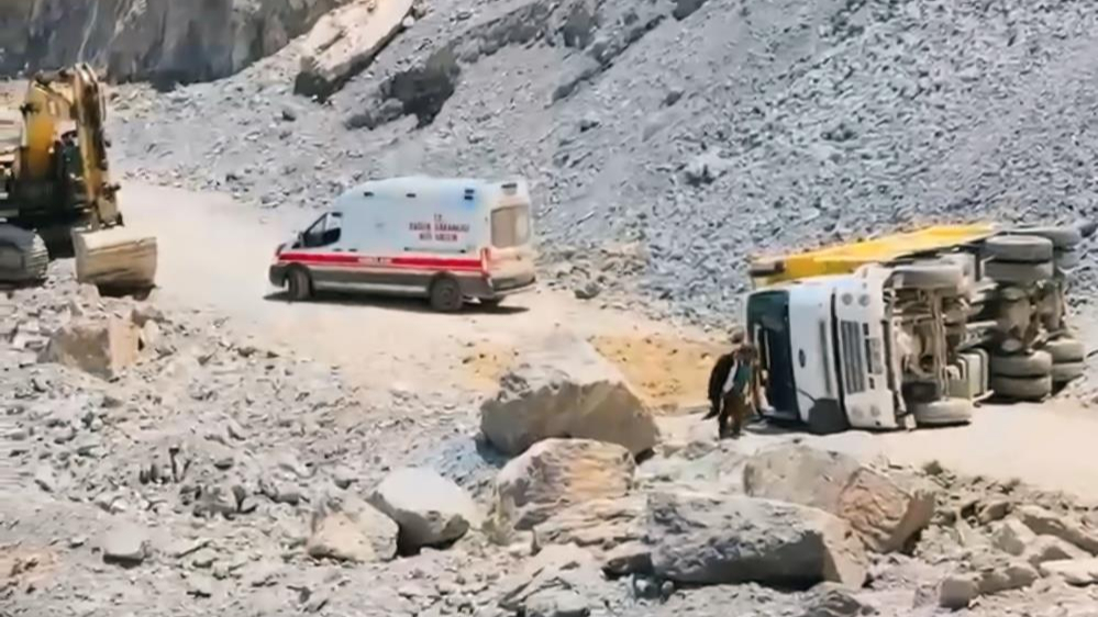 Kamyon devrildi sürücüsü yaralandı
