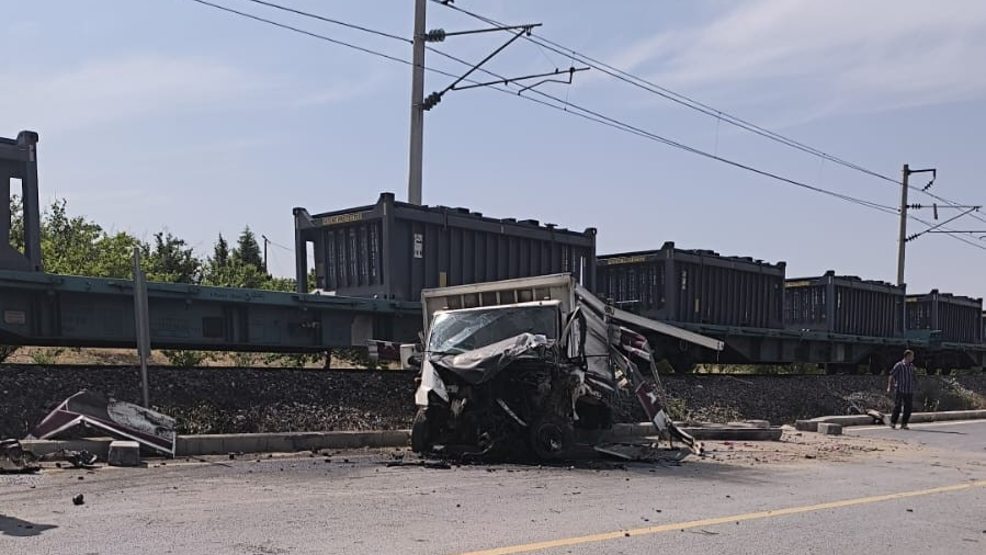 Yük treni kamyonete çarptı