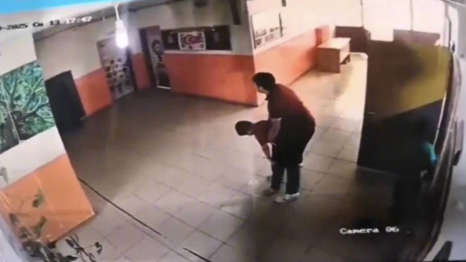 Heimlich manevrası öğrencisinin hayatını kurtardı