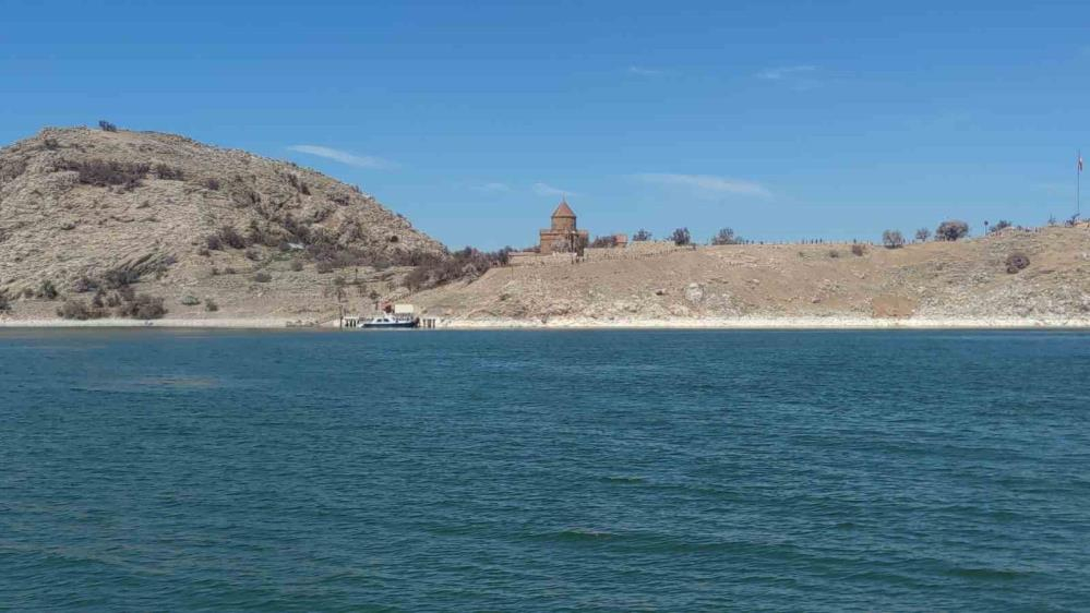 Akdamar Adası ve ören yerlerine ziyaretçi akını