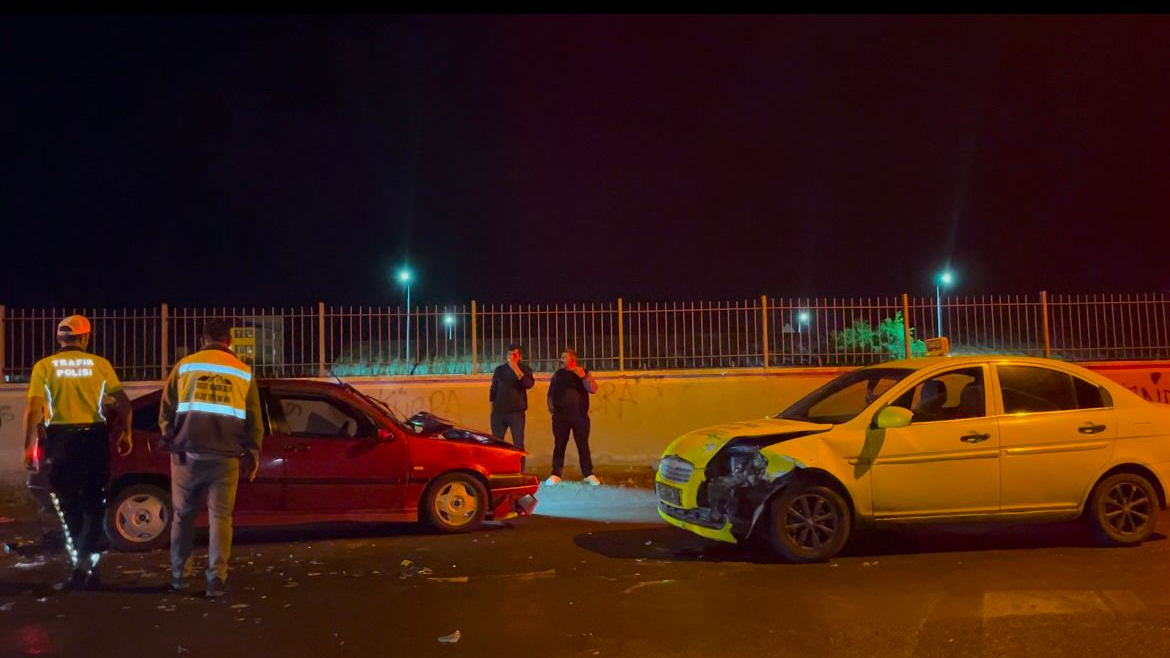 Kars’ta otomobil ile taksi çarpıştı: 2 yaralı