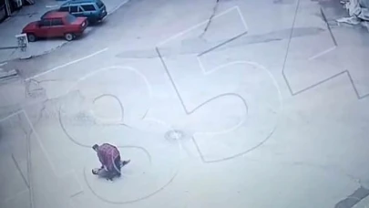 Engelli gence saldırı güvenlik kamerasına yansıdı