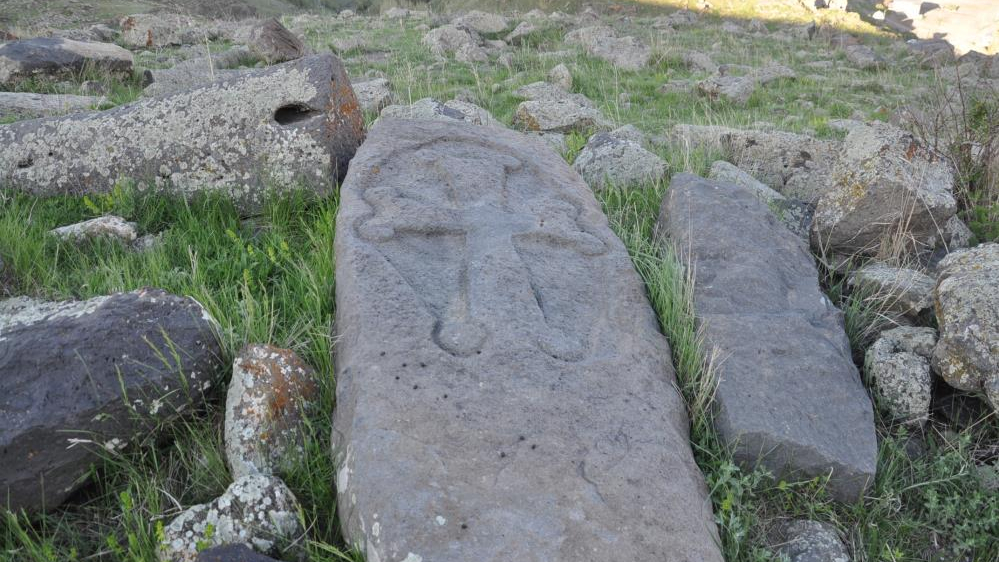 Kars’ta haçlı mezar taşları dikkat çekiyor